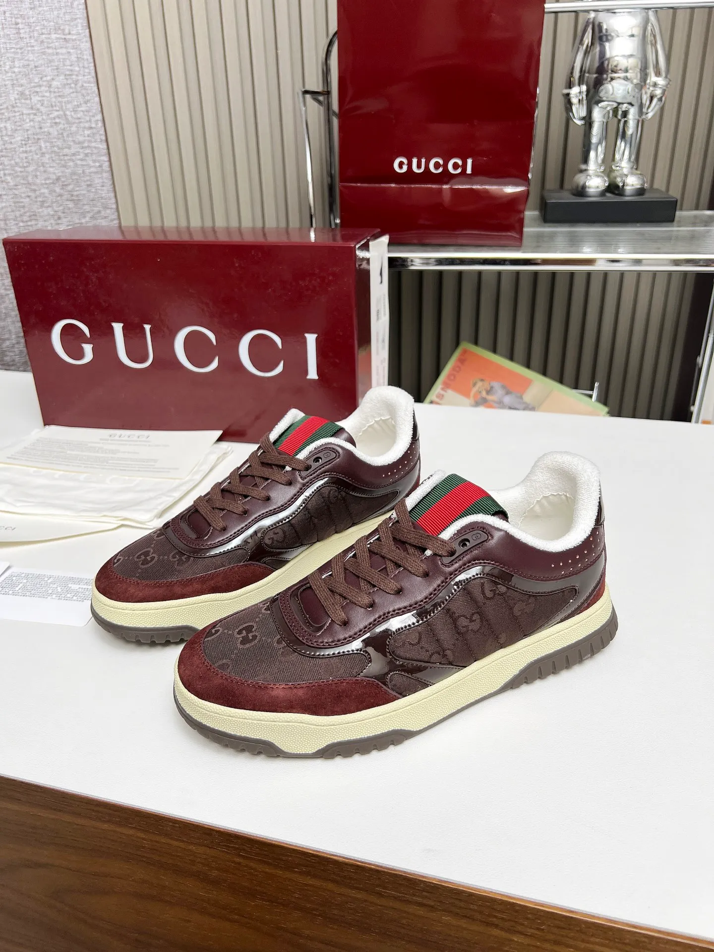 [G Home] P: 600💰 Couple size: Female 35-40. Male 39-44 (45 custom-made) 🆕2025.GUCC Gucci original order quality The latest popular high and low top aged couple sneakers series shipped original purchase development and production, this high and low top sneakers adopt a basketball-style silhouette design, cleverly integrated with hollow panels and distressed effects, showing unique ingenuity. The ingenuity incorporates brand logo details such as interlocking Double G styling accessories and Gucci lettering, a low-key tribute to the brand's design heritage. Exquisite packaging at the delivery counter 🛍📦 ▪️ Fabric: Original customized imported first-layer cowhide ▪️ Inner lining: Imported first-layer cowhide ▪️ Sole: Original molded two-color TPU sole ▪️ Sole thickness: 3cm
